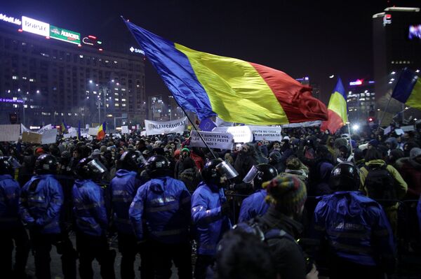 Protesters wave a Romanian flag during a demonstration in Bucharest, Romania, February 1, 2017. Protesters wave a Romanian flag during a demonstration in Bucharest, Romania, February 1, 2017. - Sputnik International