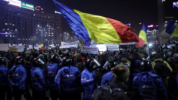 Protesters wave a Romanian flag during a demonstration in Bucharest, Romania, February 1, 2017. - Sputnik International