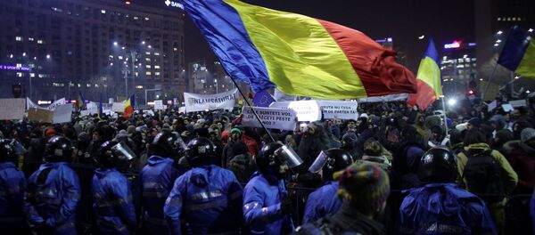 Protesters wave a Romanian flag during a demonstration in Bucharest, Romania, February 1, 2017. Protesters wave a Romanian flag during a demonstration in Bucharest, Romania, February 1, 2017. - Sputnik International