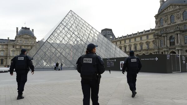 Police patrol in front of the Louvre Pyramid at the Louvre museum in Paris  - Sputnik International