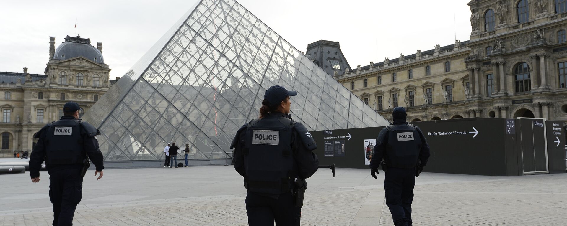 Police patrol in front of the Louvre Pyramid at the Louvre museum in Paris  - Sputnik International, 1920, 06.12.2022