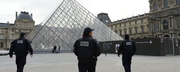 Police patrol in front of the Louvre Pyramid at the Louvre museum in Paris Police patrol in front of the Louvre Pyramid at the Louvre museum in Paris - Sputnik International