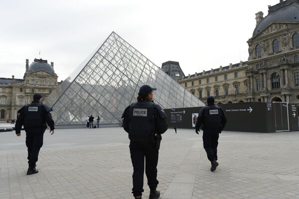 Police patrol in front of the Louvre Pyramid at the Louvre museum in Paris - Sputnik International