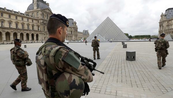 French army soldiers patrol near the Louvre Museum Pyramid's main entrance in Paris, France - Sputnik International