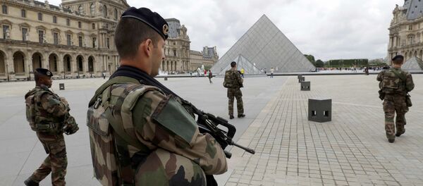 French army soldiers patrol near the Louvre Museum Pyramid's main entrance in Paris, France French army soldiers patrol near the Louvre Museum Pyramid's main entrance in Paris, France - Sputnik International