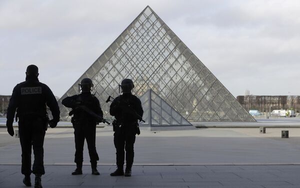 French police secure the site near the Louvre Pyramid in Paris, France, February 3, 2017 after a French soldier shot and wounded a man armed with a knife after he tried to enter the Louvre museum in central Paris carrying a suitcase, police sources said. - Sputnik International