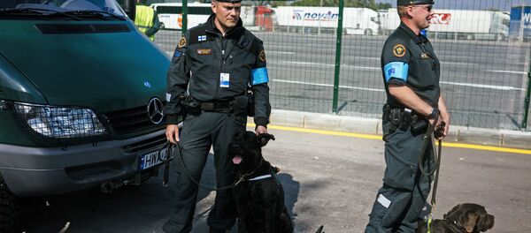 Two Finnish border policemen and police dogs - Sputnik International