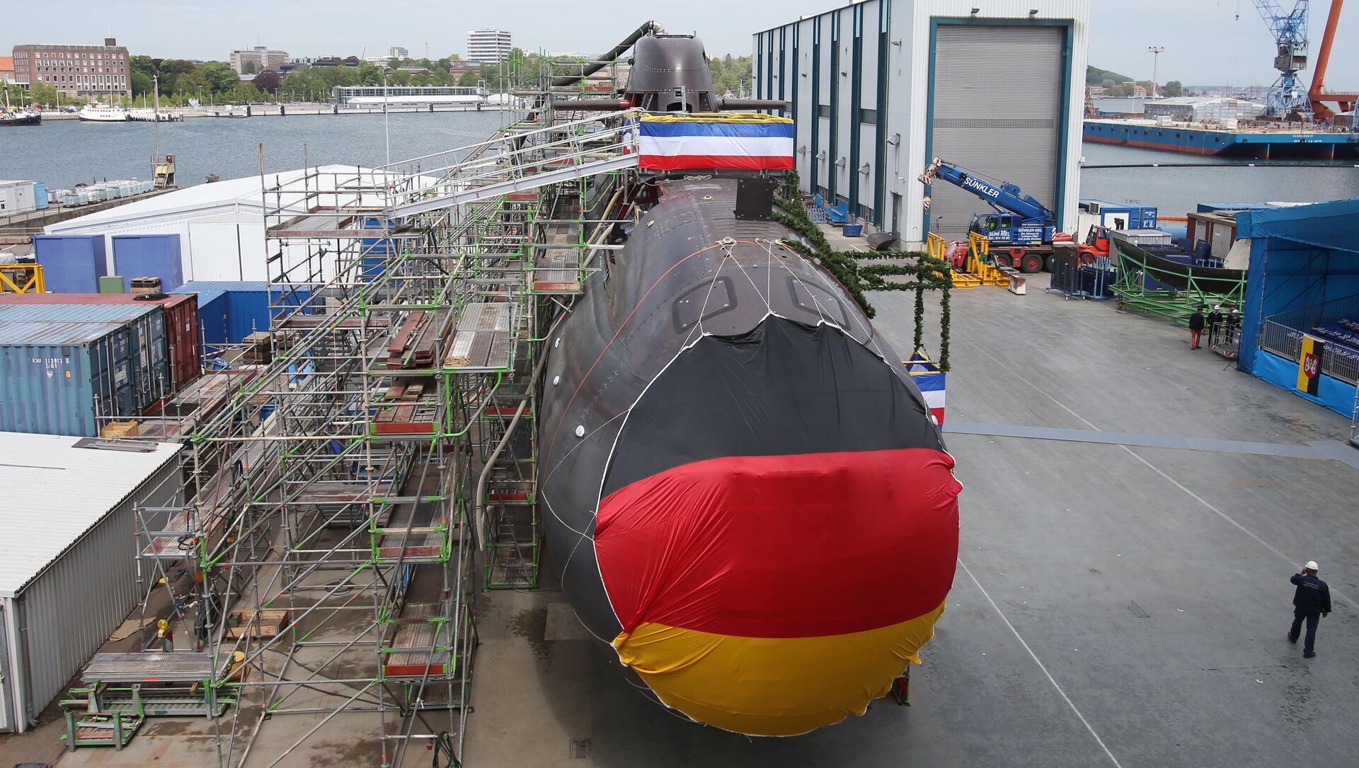 Shipyard workers and German soldiers attend the christening of the U36, a new 212A class submarine for the German Marine at the ThyssenKrupp Marine Systems shipyard in Kiel, northern Germany. (File) - Sputnik International, 1920, 28.03.2021