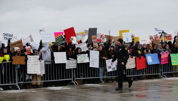 Hundreds of people rally against a temporary travel ban signed by U.S. President Donald Trump in an executive order during a protest at Detroit Metropolitan airport in Romulus, Michigan, U.S., January 29, 2017. - Sputnik International