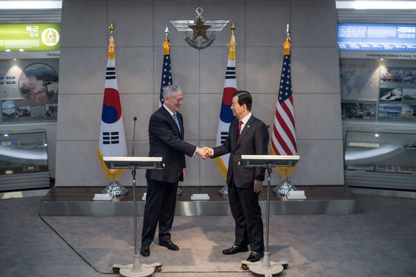 U.S. Defense Secretary James Mattis (L) shakes hands with his South Korean counterpart Han Min-Koo following a joint briefing at the Defense Ministry in Seoul on February 3, 2017 - Sputnik International