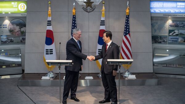 U.S. Defense Secretary James Mattis (L) shakes hands with his South Korean counterpart Han Min-Koo following a joint briefing at the Defense Ministry in Seoul on February 3, 2017 - Sputnik International