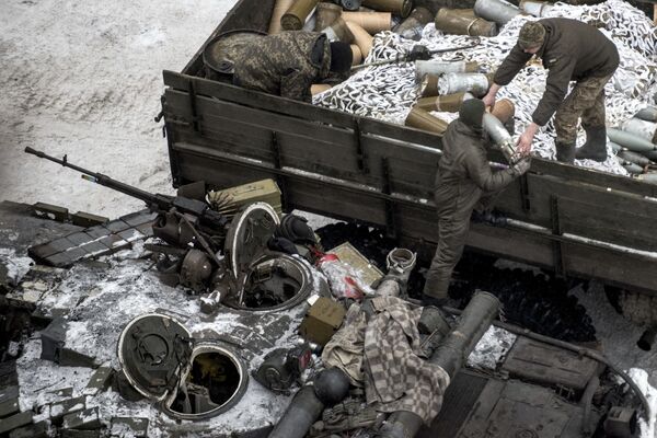Ukrainian servicemen load ammunition into a tank in Avdiivka, eastern Ukraine, Thursday, Feb. 2, 2017 Ukrainian servicemen load ammunition into a tank in Avdiivka, eastern Ukraine, Thursday, Feb. 2, 2017 - Sputnik International
