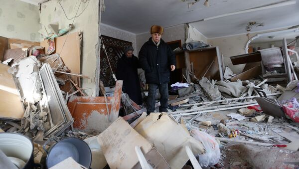 Local residents examine their flat that has been destroyed as a result of night shelling to the flashpoint eastern town of Avdiivka - Sputnik International