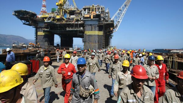 A whole shift of workers leave at lunchtime the Petrobras P-51 semi-submersible off-shore oil platform construction site at the Brasfelf shipyard in Angra dos Reis, 180 km south of Rio de Janeiro, Brazil (File) - Sputnik International