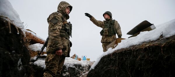 Ukrainian servicemen are seen at their position on the front line near the government-held industrial town of Avdiyivka, Ukraine February 4, 2017 - Sputnik International