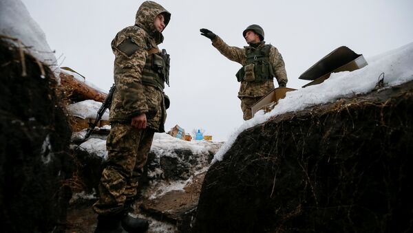 Ukrainian servicemen are seen at their position on the front line near the government-held industrial town of Avdiyivka, Ukraine February 4, 2017 - Sputnik International