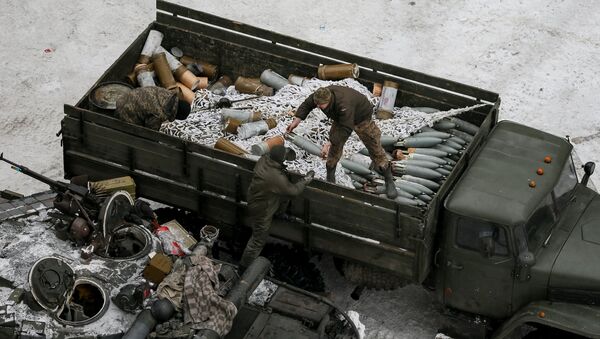 Crew members prepare tanks in the government-held industrial town of Avdiyivka, Ukraine, February 2, 2017 - Sputnik International