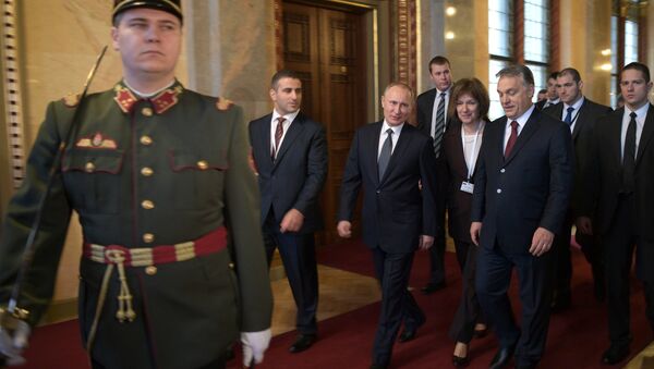 February 2, 2017. From right in the background: Russian President Vladimir Putin and Hungarian Prime Minister Viktor Orban during their meeting in Budapest - Sputnik International