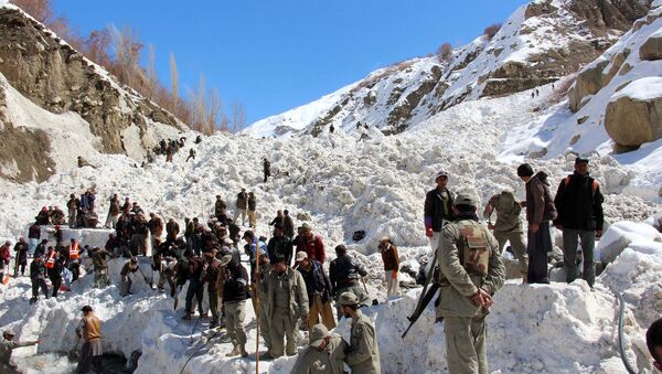 (File) Pakistani paramilitary soldiers and residents search for missing victims following an avalanche in Susom village, some 40 kilometres north of the town of Chitral in Khyber Pakhtunkhwa province on March 22, 2016 - Sputnik International