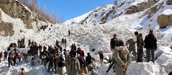 (File) Pakistani paramilitary soldiers and residents search for missing victims following an avalanche in Susom village, some 40 kilometres north of the town of Chitral in Khyber Pakhtunkhwa province on March 22, 2016 (File) Pakistani paramilitary soldiers and residents search for missing victims following an avalanche in Susom village, some 40 kilometres north of the town of Chitral in Khyber Pakhtunkhwa province on March 22, 2016 - Sputnik International