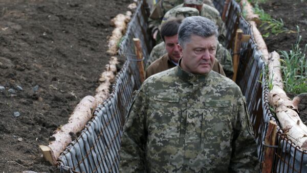 Ukrainian President Petro Poroshenko, examines the construction of fortifications in Donetsk region, Ukraine (File) - Sputnik International