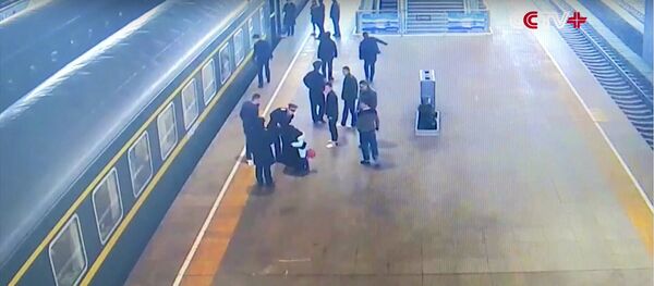 Girl Gets Stuck Between Train and Platform Edge in Northwest China City Girl Gets Stuck Between Train and Platform Edge in Northwest China City - Sputnik International