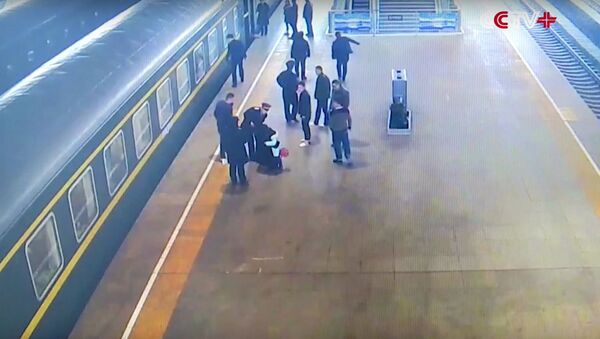 Girl Gets Stuck Between Train and Platform Edge in Northwest China City - Sputnik International