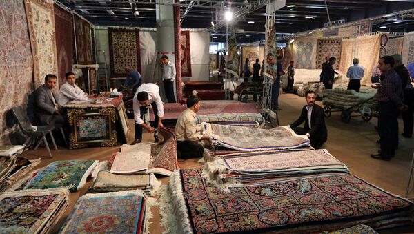 Iranian vendors and customers are seen at Iran's international hand-woven carpet exhibition in Tehran on August 26, 2015 - Sputnik International