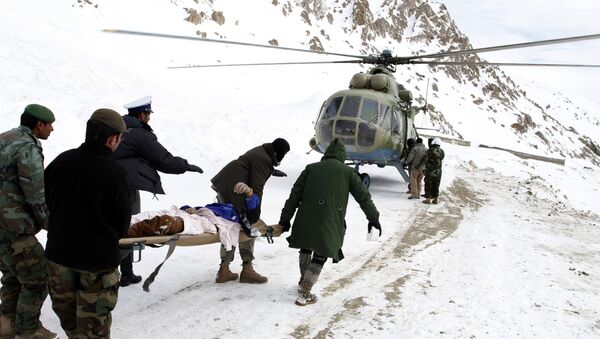 Members of the Afghan army carry the dead body of an avalanche victim (File) - Sputnik International
