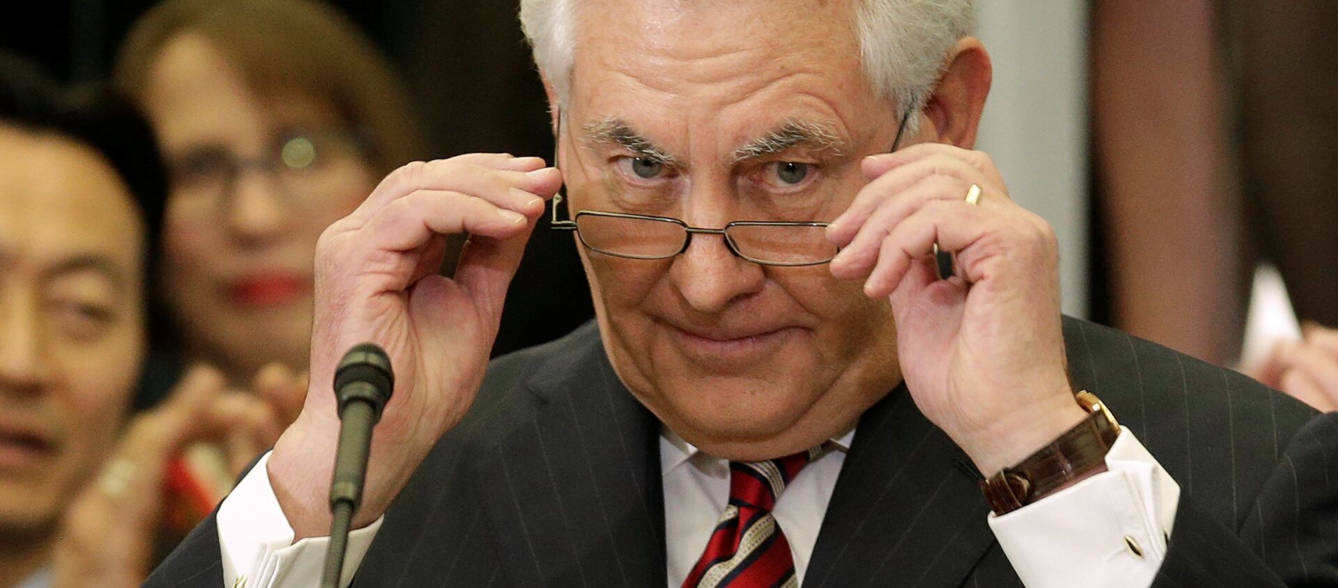 U.S. Secretary of State Rex Tillerson removes his glasses after delivering remarks to Department of State employees upon arrival at the Department of State in Washington, U.S., February 2, 2017 - Sputnik International, 1920, 16.03.2017