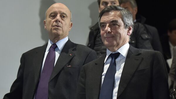 Right-wing candidate for the upcoming presidential election Francois Fillon (R) and Bordeaux's Mayor Alain Juppe (L) (File) - Sputnik International