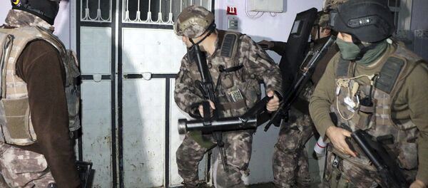 Turkish anti-terrorism police break a door during an operation to arrest people over alleged links to the Islamic State group, in Adiyaman, southeastern Turkey, early Sunday, Feb. 5, 2017 - Sputnik International