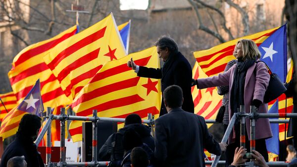 Former Catalan President Artur Mas and former regional councilors Joana Ortega and Irene Rigau gesture to a crowd of people waving Catalan Estelada flags as they arrived to court in Barcelona, Spain, February 6, 2017 - Sputnik International