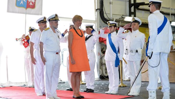 Italian defence minister Roberta Pinotti (C) is greeted by marines as she arrives aboard the Italian navy's aircraft carrier Cavour (File) - Sputnik International