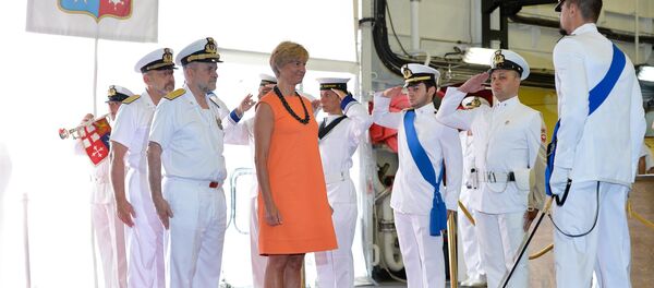 Italian defence minister Roberta Pinotti (C) is greeted by marines as she arrives aboard the Italian navy's aircraft carrier Cavour (File) - Sputnik International