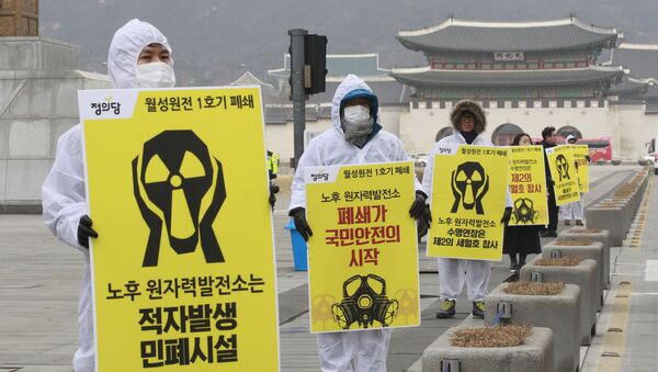 Environmentalists stage a rally against nuclear power plants near the government complex in Seoul, South Korea. The Nuclear Safety and Security Commission said Friday, Feb. 27 that seven of nine commissioners voted to approve to restart the Wolsong No. 1 reactor located in Gyeongju city, 275 kilometers (170 miles) south of Seoul - Sputnik International
