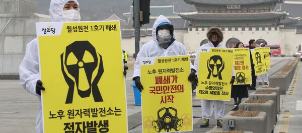 Environmentalists stage a rally against nuclear power plants near the government complex in Seoul, South Korea. The Nuclear Safety and Security Commission said Friday, Feb. 27 that seven of nine commissioners voted to approve to restart the Wolsong No. 1 reactor located in Gyeongju city, 275 kilometers (170 miles) south of Seoul - Sputnik International