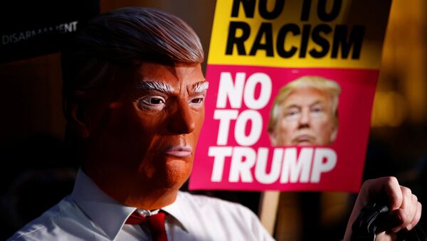 A demonstrator wears a mask during a protest against the inauguration of Donald Trump as U.S. President outside the U.S. embassy in London, Britain January 20, 2017. - Sputnik International