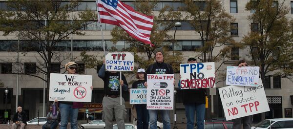 People hold signs as they demonstrate against the Trans-Pacific Partnership (TPP) trade agreement in Washington, DC, on November 14, 2016 - Sputnik International
