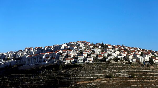 Houses are seen atop a hill in the Israeli settlement of Givat Ze'ev, in the occupied West Bank, 7 February 2017 - Sputnik International