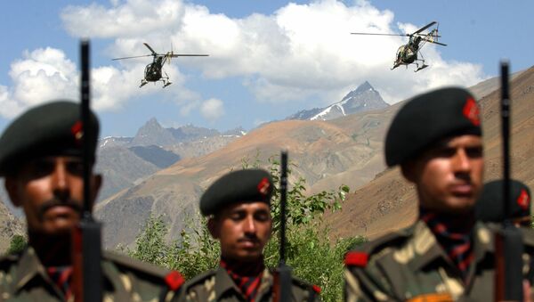Indian Airforce helicopters fly over soldiers - Sputnik International