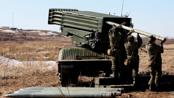 Troops load a Tornado artillery system during the artillery drill - Sputnik International