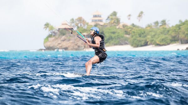 Former U.S. President Barack Obama tries his hand at kite surfing during a holiday with British businessman Richard Branson on his island Moskito, in the British Virgin Islands - Sputnik International