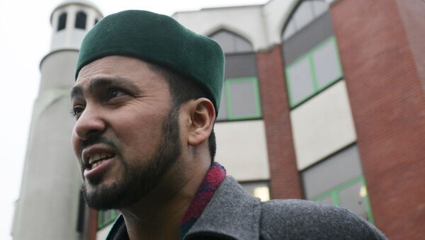 Imam Ajmal Masroor speaks to the media outside the Finsbury Park mosque in North London, Friday, Jan. 13, 2006. - Sputnik International