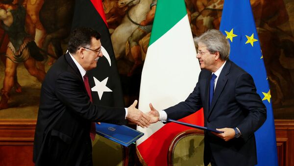 Italian Prime Minister Paolo Gentiloni (R) and his Libyan counterpart Fayez al-Sarraj shake hands after signing a bilateral agreement during a meeting at Chigi Palace in Rome, Italy February 2, 2017. - Sputnik International