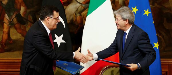 Italian Prime Minister Paolo Gentiloni (R) and his Libyan counterpart Fayez al-Sarraj shake hands after signing a bilateral agreement during a meeting at Chigi Palace in Rome, Italy February 2, 2017. - Sputnik International
