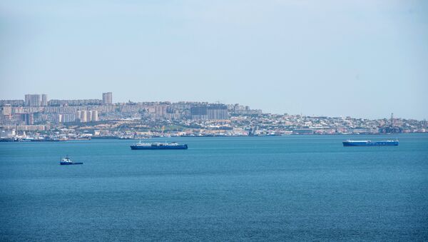 Ships in the Baku Bay of the Caspian Sea against the background of the Azerbaijani capital. - Sputnik International