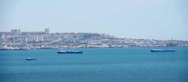 Ships in the Baku Bay of the Caspian Sea against the background of the Azerbaijani capital. - Sputnik International