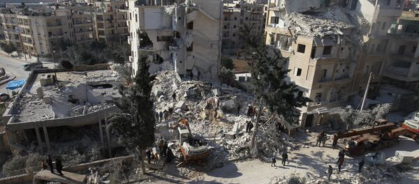 People inspect the damage at a site hit by airstrikes in the city of Idlib, Syria February 7, 2017 - Sputnik International