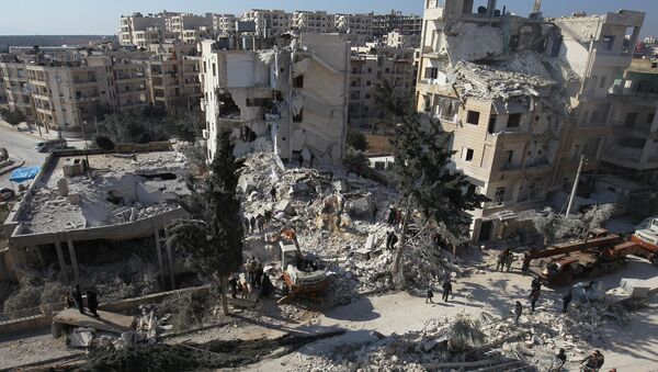 People inspect the damage at a site hit by airstrikes in the city of Idlib, Syria February 7, 2017 - Sputnik International